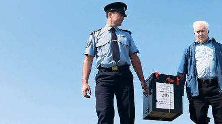 Tage der Entscheidung. Auch auf der kleinsten Insel wird gewählt. Polizist und Wahlhelfer trugen die Urne schon am Montag zum einzigen Bewohner von Inishfree.