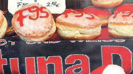 Siegergebäck. Während diese Düsseldorfer Bäckerei ebenso wie viele Fortuna-Fans schon den Aufstieg feiert, müssen die Spieler wieder trainieren.