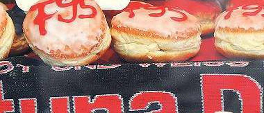 Siegergebäck. Während diese Düsseldorfer Bäckerei ebenso wie viele Fortuna-Fans schon den Aufstieg feiert, müssen die Spieler wieder trainieren.