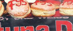 Siegergebäck. Während diese Düsseldorfer Bäckerei ebenso wie viele Fortuna-Fans schon den Aufstieg feiert, müssen die Spieler wieder trainieren.