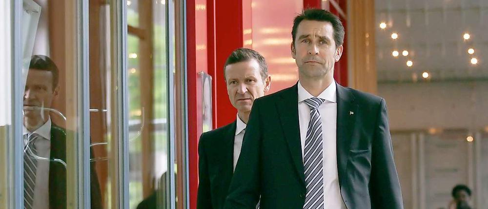 Michael Preetz (v.) hat sich von dem Verhalten einiger Herthaspieler distanziert und Schiedsrichter Stark um Entschuldigung gebeten.