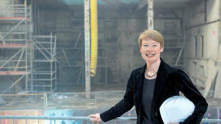 Immer nur lächeln. Senatsbaudirektorin Regula Lüscher führte am Freitag über die Baustelle der Staatsoper Unter den Linden. Dort wird nun ein Jahr länger gewerkelt als geplant – erst 2015 soll Fertigstellung sein.