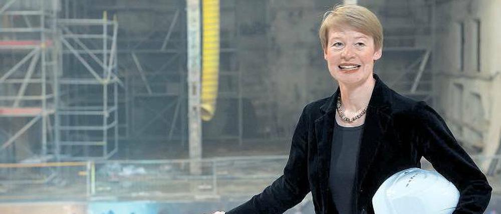 Immer nur lächeln. Senatsbaudirektorin Regula Lüscher führte am Freitag über die Baustelle der Staatsoper Unter den Linden. Dort wird nun ein Jahr länger gewerkelt als geplant – erst 2015 soll Fertigstellung sein.