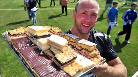 Erst der 70er, dann der Kuchen. Robert Harting feiert seine neue persönliche Bestleistung.