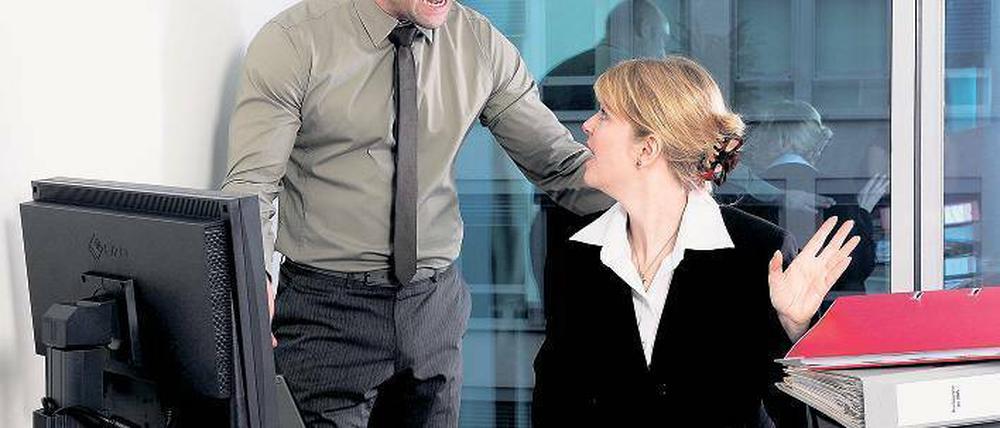 Im Streit. Probleme am Arbeitsplatz sollte man rechtzeitig lösen und sich nach einem eigenen Fehlverhalten entschuldigen. Sonst kann die Zweckgemeinschaft schnell zur Schreckgemeinschaft werden. Foto: dpa