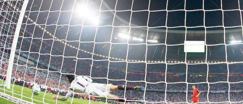 Die Vorentscheidung. Bastian Schweinsteiger schießt seinen Elfmeter an den Pfosten. Im Halbfinale gegen Real Madrid hatte er noch getroffen. Foto: dapd