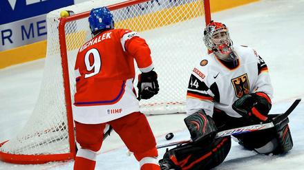 Und wieder geht der Puck ins Tor. Dennis Endras ahnt es, Milan Michalek sieht es.