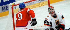 Und wieder geht der Puck ins Tor. Dennis Endras ahnt es, Milan Michalek sieht es.