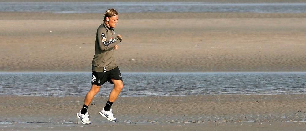 Sommer, Sonne, Strand? Fußballprofis müssen auch im Urlaub etwas für die Fitness tun.