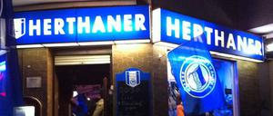 Vor der Kneipe "Herthaner" in Neukölln.