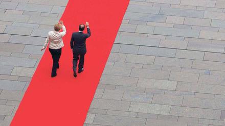 Erster gemeinsamer Auftritt. Kanzlerin Angela Merkel und Frankreichs neuer Präsident François Hollande vor dem Kanzleramt.