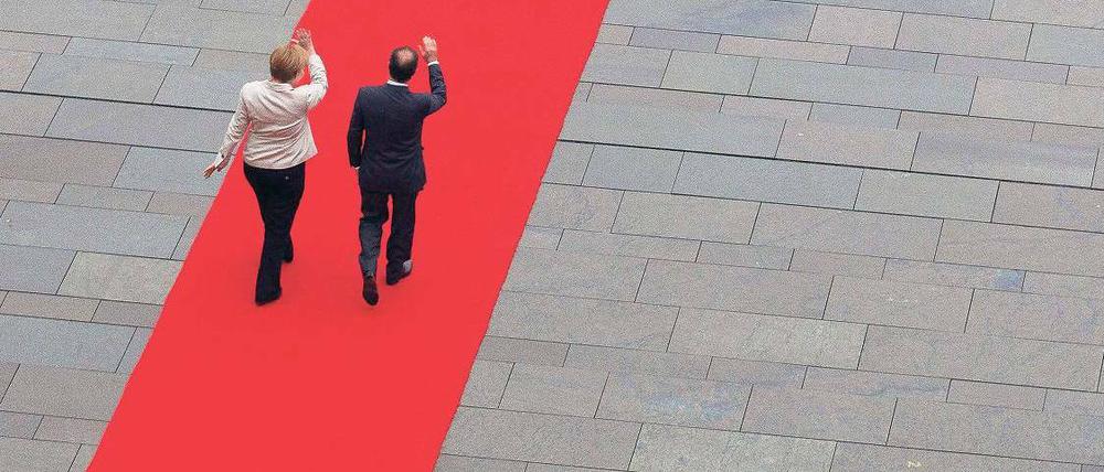 Erster gemeinsamer Auftritt. Kanzlerin Angela Merkel und Frankreichs neuer Präsident François Hollande vor dem Kanzleramt.