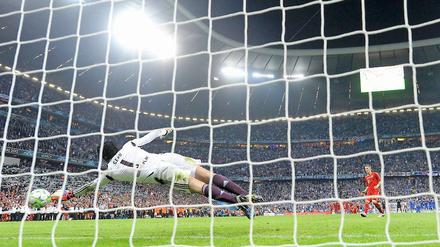 Schweinsteiger verzögert beim seinem Elfmeter, Cech ahnt die Ecke. Doch am Ende ist es der Pfosten, der den Weg des Balles ins Tor verhindert.