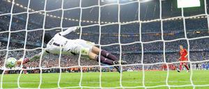 Schweinsteiger verzögert beim seinem Elfmeter, Cech ahnt die Ecke. Doch am Ende ist es der Pfosten, der den Weg des Balles ins Tor verhindert.
