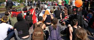 Nach 100 Metern war Schluss - mit Sitzblockaden wie an diesem Bahnübergang stoppten mehrere hundert Menschen einen Aufmarsch von Rechtsextremen in Wittstock.