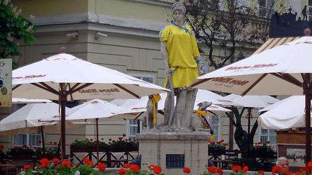 Im ukrainischen Lwiw wurde diese Statue schon passend zur Fußball-EM eingekleidet.