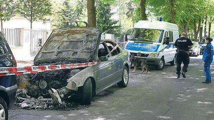 Nur noch ein Wrack. In der Nacht zum Montag zündeten Unbekannte den Wagen der SPD-Europaabgeordneten Dagmar Roth-Behrendt in Groß-Glienicke an. Sie wohnt dort mit ihrem Mann Horst Reichenbach, dem Leiter der „Task Force Griechenland“ der EU-Kommission. 