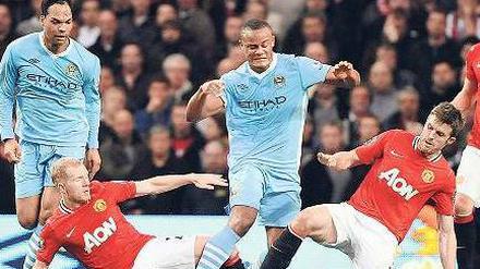 Und United geht ehrfürchtig zur Seite. Der frühere Hamburger Vincent Kompany (Mitte) erzielte kurz vor der Pause den Siegtreffer für Manchester City. Foto: dpa