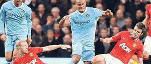 Und United geht ehrfürchtig zur Seite. Der frühere Hamburger Vincent Kompany (Mitte) erzielte kurz vor der Pause den Siegtreffer für Manchester City. Foto: dpa
