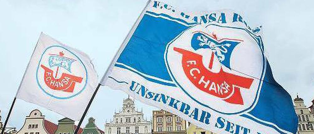 Unsinkbar? Hansa-Fans, Vereins- und Mannschaftsmitglieder demonstrierten am vergangenen Mittwoch vor Beginn der entscheidenden Bürgerschaftssitzung vor dem Rostocker Rathaus für den Erhalt des FC Hansa Rostock.