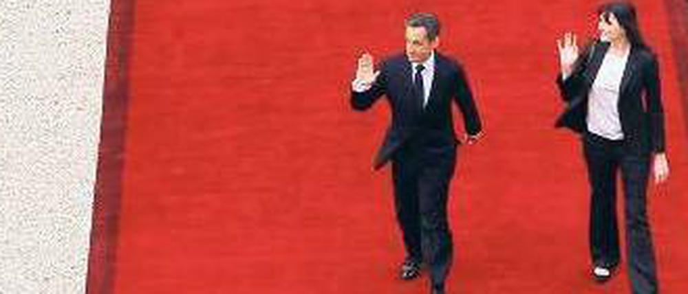 Ende einer Amtszeit. Frankreichs ehemaliger Präsident Nicolas Sarkozy und seine Frau Carla Bruni-Sarkozy verlassen am Dienstag den Élysée-Palast. Foto: Patrick Kovarik/dpa