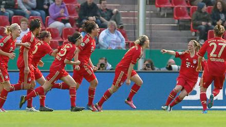 Jubel in Rot. Die Bayern-Frauen sind erstmals DFB-Pokalsieger.