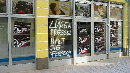 Beschmiertes Redaktionsgebäude in Spremberg. 