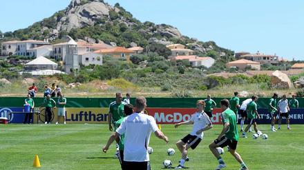 Unter der Sonne Italiens. Die Nationalmannschaft hat auf Sardinien schöne Aussichten, aber ein hartes Programm. 