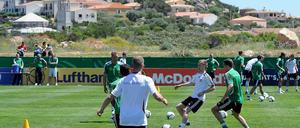 Unter der Sonne Italiens. Die Nationalmannschaft hat auf Sardinien schöne Aussichten, aber ein hartes Programm.