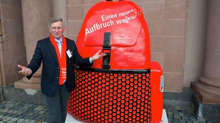 Alois Glück, der Präsident des Zentralkomitees der deutschen Katholiken (ZdK) posiert vor einer Skulptur zum Katholikentag in Mannheim.