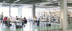 Marktgesetze. Bibliotheken wie die der TU Berlin bestellen mit anderen Unis gemeinsam, um Rabatte zu bekommen. Aber an die Zahl der Abos sind sie gebunden.