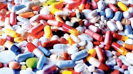 Schön bunt und ganz schön teuer: Pillen, Säfte und Salben, die den Deutschen verordnet werden, lassen die Rücklagen der Krankenkassen schmelzen. Foto: Klaus Rose/dapd