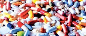 Schön bunt und ganz schön teuer: Pillen, Säfte und Salben, die den Deutschen verordnet werden, lassen die Rücklagen der Krankenkassen schmelzen. Foto: Klaus Rose/dapd