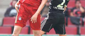 Mit Köpfchen. Sarah Hagen (links) erzielte das wichtige 1:0 für den FC Bayern. Foto: dpa