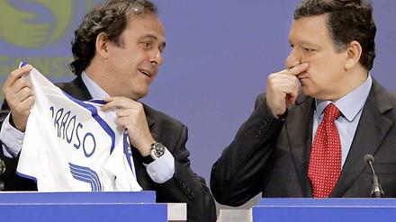 Uefa-Präsident Michel Platini und EU-Kommissionspräsident Jose Manuel Barroso (r.). Der droht nicht als einziger Politiker damit, dem Turnier fernzubleiben.