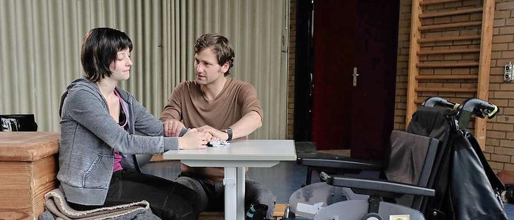 Von allen Mitschülern verachtet, fühlt sich Steffi (Paula Kroh), die im Rollstuhl sitzt. Ihr Klassenlehrer Albert Schwarz (Florian Stetter) will ihr Mut machen.