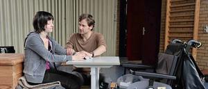 Von allen Mitschülern verachtet, fühlt sich Steffi (Paula Kroh), die im Rollstuhl sitzt. Ihr Klassenlehrer Albert Schwarz (Florian Stetter) will ihr Mut machen. 
