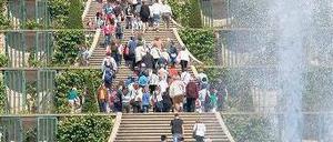 Touristen müssen wohl zahlen. Die Stadt Potsdam soll eine Abgabe einführen, aus deren Einnahmen die Parkpflege in Sanssouci finanziert wird. Foto: dpa/Nestor Bachmann