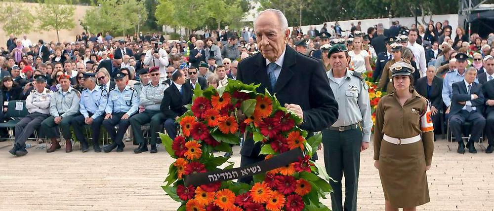 Israels Präsident Schimon Peres legt am Holocaust-Gedenktag einen Kranz nieder.