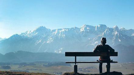 Ja, wo gibt's denn so was? Dieses Alpenpanorama genießt der Wanderer nahe Seeg in Bayerisch-Schwaben.
