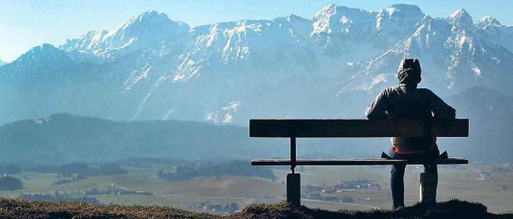 Ja, wo gibt's denn so was? Dieses Alpenpanorama genießt der Wanderer nahe Seeg in Bayerisch-Schwaben.