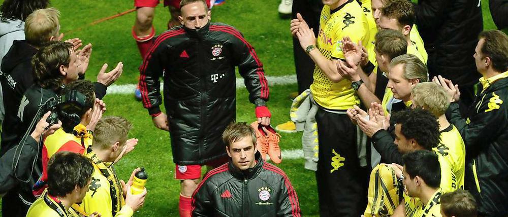 Spießrutenlauf. Durch die Gasse der seligen Dortmunder verabschieden sich die Bayern in Richtung Champions-League-Finale. 