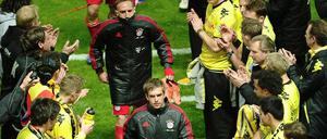 Spießrutenlauf. Durch die Gasse der seligen Dortmunder verabschieden sich die Bayern in Richtung Champions-League-Finale. 
