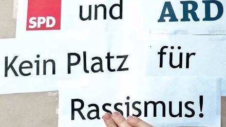 Multiple Erregung. Thilo Sarrazin hat ein neues Buch geschrieben. Gegner sehen eine Verknüpfung von Euro und Holocaust. Sarrazin wurde in die Talkshow „Günther Jauch“ eingeladen. Sein Gesprächspartner war sein SPD-Genosse Peer Steinbrück. Foto: dpa