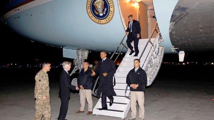 Präsident Barack Obama verlässt die Air Force One in Afghanistan