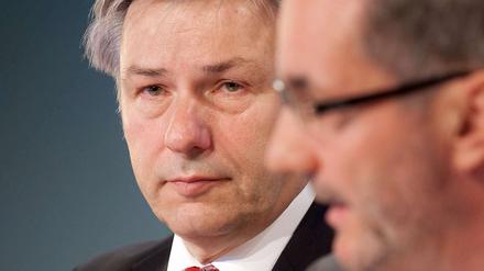 Klaus Wowereit will lieber über die Energiewende reden statt dem Verkehrsausschuss des Deutschen Bundestages Rede und Antwort in der Causa BER zu stehen. Matthias Platzeck war nicht eingeladen, weil man den Vorsitzenden des Aufsichtsrates sprechen wollte, wie der Ausschuss-Vorsitzende Anton Hofreiter sagte.