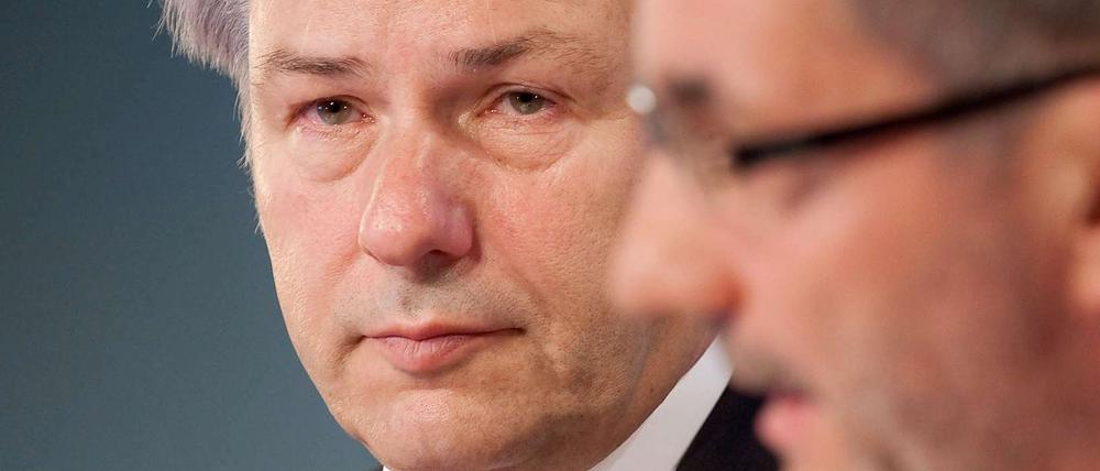 Klaus Wowereit will lieber über die Energiewende reden statt dem Verkehrsausschuss des Deutschen Bundestages Rede und Antwort in der Causa BER zu stehen. Matthias Platzeck war nicht eingeladen, weil man den Vorsitzenden des Aufsichtsrates sprechen wollte, wie der Ausschuss-Vorsitzende Anton Hofreiter sagte.