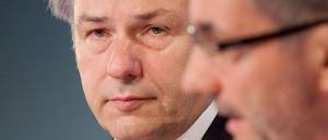 Klaus Wowereit will lieber über die Energiewende reden statt dem Verkehrsausschuss des Deutschen Bundestages Rede und Antwort in der Causa BER zu stehen. Matthias Platzeck war nicht eingeladen, weil man den Vorsitzenden des Aufsichtsrates sprechen wollte, wie der Ausschuss-Vorsitzende Anton Hofreiter sagte.