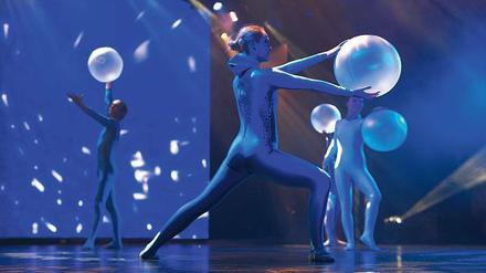 It’s Showtime! Die Unterhaltungsprogramme an Bord (hier das Musical „Aqua“ auf der „Mein Schiff 1“) kommen leicht daher, sind jedoch hart erarbeitet.