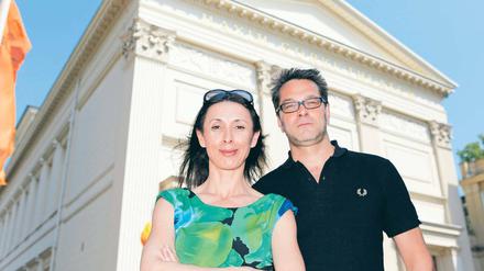Mittendrin. Shermin Langhoff und Jens Hillje vor ihrer neuen Wirkungsstätte beim Boulevard Unter den Linden. 